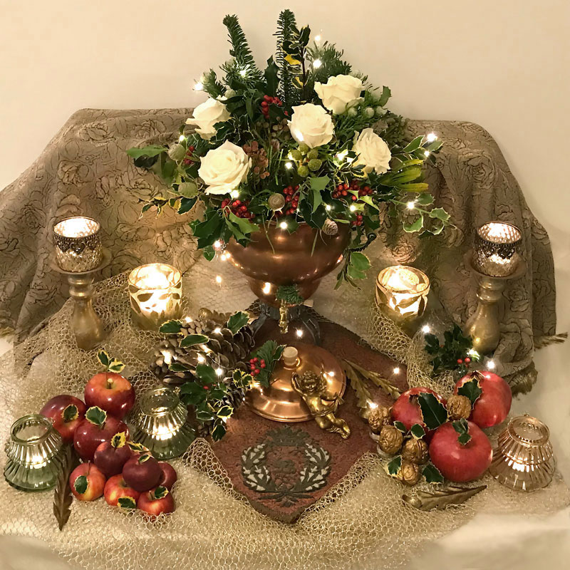 Sofreh with Christmas foliage and white roses embellished with Christmas lights