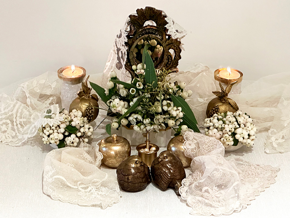 mini sofreh with candles and snowberry